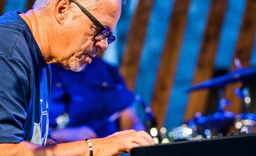 FOTO: Posledný Hudobný piknik tohto leta v Trenčíne odohral Matúš Oravec a blueberryband
