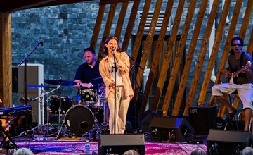 FOTO: Posledný Hudobný piknik tohto leta v Trenčíne odohral Matúš Oravec a blueberryband