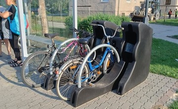 FOTO: Nové cyklostojany v Brezovej pod Bradlom