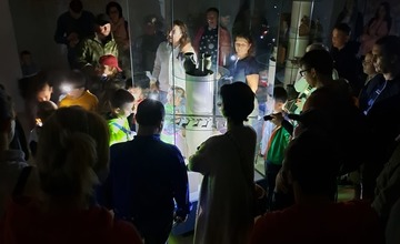 FOTO: Nočná prehliadka Trenčianskeho hradu s baterkou v ruke