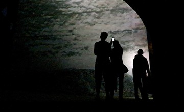 FOTO: Nočná prehliadka Trenčianskeho hradu s baterkou v ruke