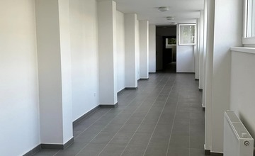 FOTO:  V Považskej Bystrici vynovili telocvičňu gymnázia, na sídlisku Rozkvet sa zatiaľ rozbieha rekonštrukcia potrubí