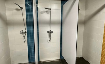 FOTO:  V Považskej Bystrici vynovili telocvičňu gymnázia, na sídlisku Rozkvet sa zatiaľ rozbieha rekonštrukcia potrubí