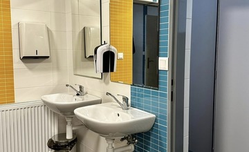 FOTO:  V Považskej Bystrici vynovili telocvičňu gymnázia, na sídlisku Rozkvet sa zatiaľ rozbieha rekonštrukcia potrubí