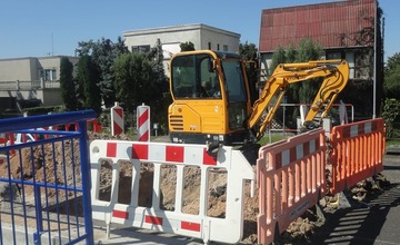 FOTO: Ešte len ju postavili, už ju museli rozobrať. Do novej cyklotrasy v obuvníckom meste sa zakusli stavebné stroje