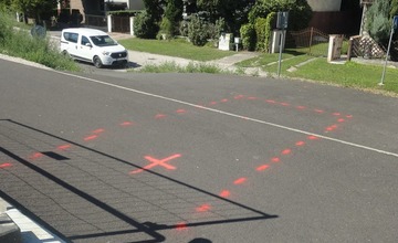 FOTO: Ešte len ju postavili, už ju museli rozobrať. Do novej cyklotrasy v obuvníckom meste sa zakusli stavebné stroje