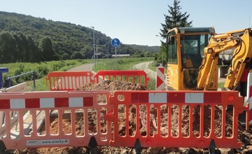 FOTO: Ešte len ju postavili, už ju museli rozobrať. Do novej cyklotrasy v obuvníckom meste sa zakusli stavebné stroje