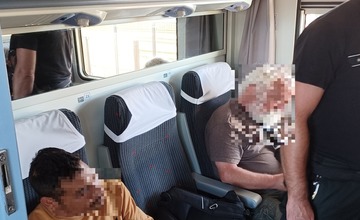 FOTO: Policajné kontroly vo vlakoch prechádzajúcich cez Trenčiansky kraj