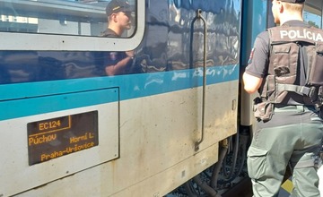 FOTO: Policajné kontroly vo vlakoch prechádzajúcich cez Trenčiansky kraj