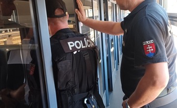 FOTO: Policajné kontroly vo vlakoch prechádzajúcich cez Trenčiansky kraj