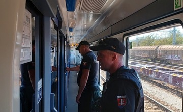 FOTO: Policajné kontroly vo vlakoch prechádzajúcich cez Trenčiansky kraj
