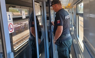 FOTO: Policajné kontroly vo vlakoch prechádzajúcich cez Trenčiansky kraj
