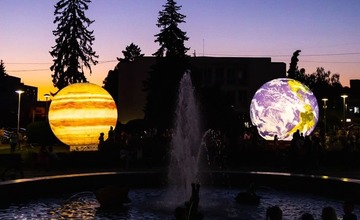 FOTO: Modely planét na námestí v Partizánskom