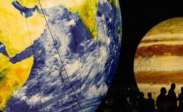 FOTO: Modely planét na námestí v Partizánskom