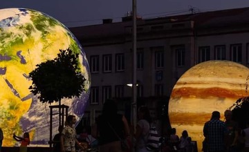 FOTO: Modely planét na námestí v Partizánskom