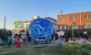 FOTO: Modely planét na námestí v Partizánskom