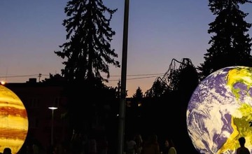 FOTO: Modely planét na námestí v Partizánskom