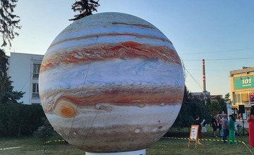 FOTO: Modely planét na námestí v Partizánskom