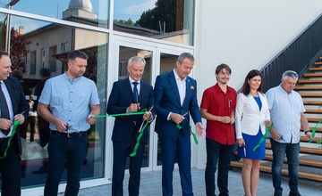 FOTO: Do dvoch škôl Trenčianskeho kraja pribudli moderné športoviská