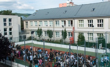 FOTO: Do dvoch škôl Trenčianskeho kraja pribudli moderné športoviská