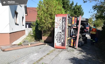 FOTO: V Novákoch havarovalo nákladné vozidlo