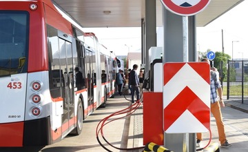 FOTO: Motoristi môžu tankovať plyn už aj v Trenčíne