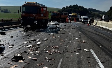 FOTO: Prevrátený kamión na diaľnici D1 pri Považskej Bystrici