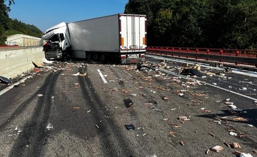 FOTO: Prevrátený kamión na diaľnici D1 pri Považskej Bystrici