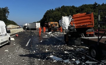 FOTO: Prevrátený kamión na diaľnici D1 pri Považskej Bystrici