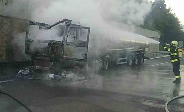 FOTO: Rýchly zásah hasičov pri požiari cisterny na diaľnici D1