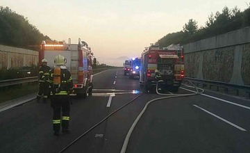 FOTO: Rýchly zásah hasičov pri požiari cisterny na diaľnici D1