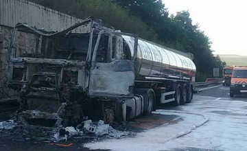 FOTO: Rýchly zásah hasičov pri požiari cisterny na diaľnici D1