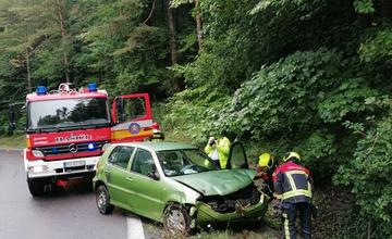 FOTO: Auto po kotrmelci skončilo na streche. Posádku ratovali hasiči z Nitrianskeho Pravna