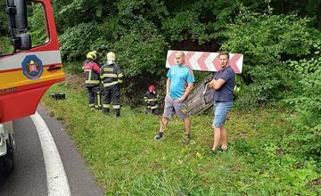 FOTO: Auto po kotrmelci skončilo na streche. Posádku ratovali hasiči z Nitrianskeho Pravna
