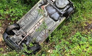 FOTO: Auto po kotrmelci skončilo na streche. Posádku ratovali hasiči z Nitrianskeho Pravna