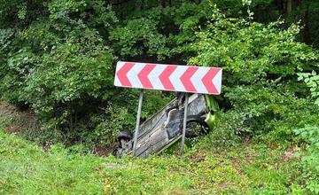 FOTO: Auto po kotrmelci skončilo na streche. Posádku ratovali hasiči z Nitrianskeho Pravna
