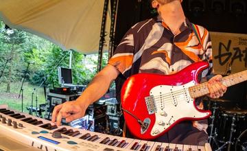 FOTO: Trenčiansky hudobný festival Garáž je v plnom prúde