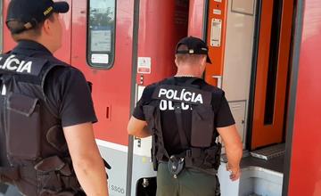 FOTO: Polícia naďalej pokračuje v náhodných kontrolách vlakov