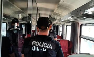 FOTO: Polícia naďalej pokračuje v náhodných kontrolách vlakov