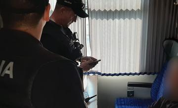 FOTO: Polícia naďalej pokračuje v náhodných kontrolách vlakov