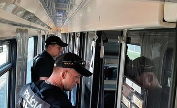 FOTO: Polícia naďalej pokračuje v náhodných kontrolách vlakov
