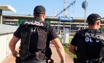 FOTO: Polícia naďalej pokračuje v náhodných kontrolách vlakov