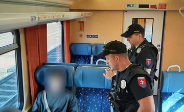 FOTO: Polícia naďalej pokračuje v náhodných kontrolách vlakov