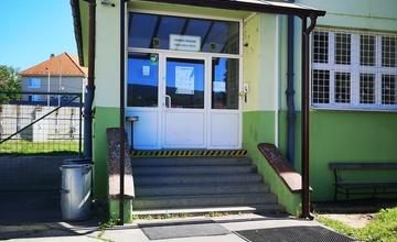 FOTO: Obvinený muž z tragédie v Čachticiach do väzby nepôjde. Rozhodol o tom súd