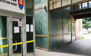 FOTO: Obvinený muž z tragédie v Čachticiach do väzby nepôjde. Rozhodol o tom súd