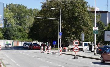 FOTO: Pozrite sa, ako prebieha oprava priechodu pri zimnom štadióne v Trenčíne