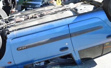 FOTO: Kuriózna dopravná nehoda. Opitý dôchodca za volantom dokázal takmer nemožné