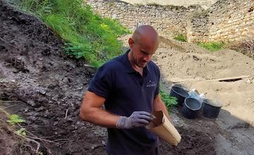 FOTO: Trenčiansky hrad odkrýva svoje tajomstvá. Prepíšu nové objavy archeológov jeho históriu?