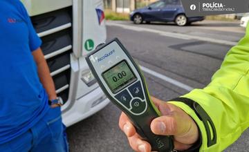 FOTO: Trenčianski policajti uverejnili správu o svojej akcii. Takto na to zareagovali ľudia