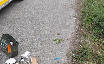 FOTO: Poplach neďaleko Prievidze. Na ceste sa váľala debnička s rozsypaným podozrivým obsahom